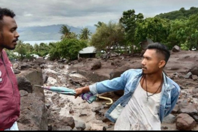 Pencarian korban longsor terkendala alat berat