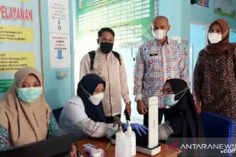 Di Solok, yang akan menunaikan ibadah haji, bagi berusia lanjut jalani divaksin COVID-19