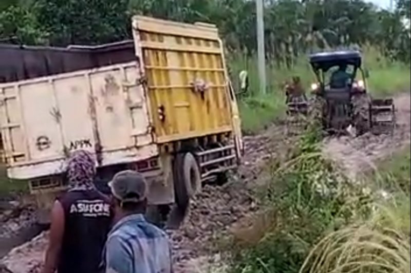 Jalan Desa Sumber Makmur di Kabupaten Mesuji becek dan berlumpur 