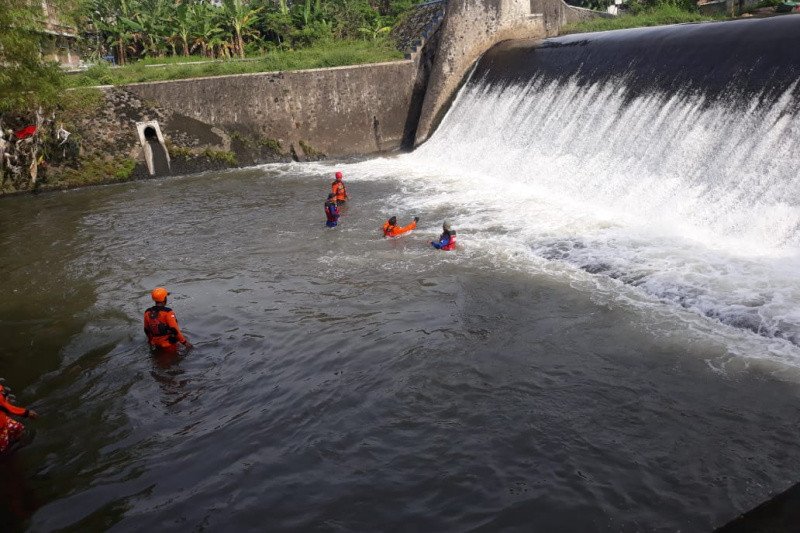 Tim SAR mencari korban hanyut di Dam Mrican Sungai Gajahwong