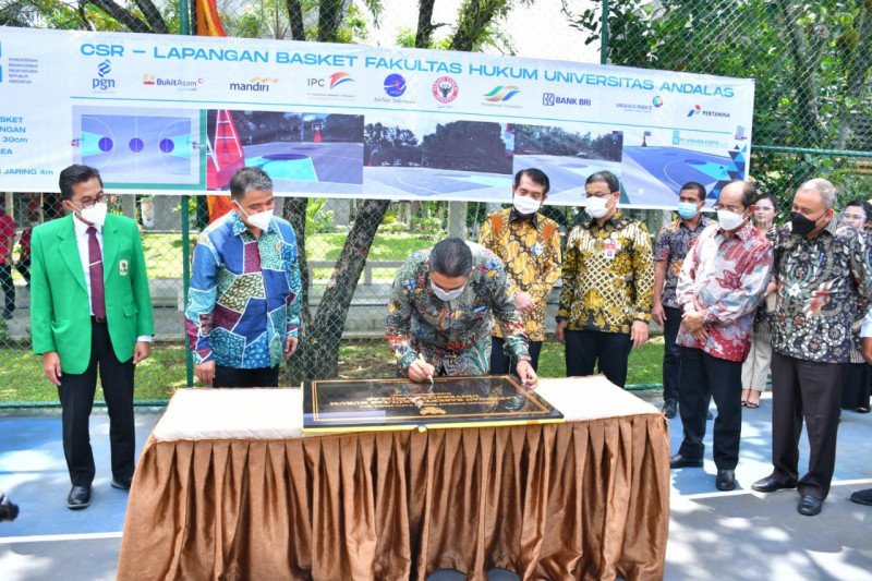 Dibangun 10 BUMN Ketua MK Resmikan Proyek GSG dan Lapangan Basket FH Unand