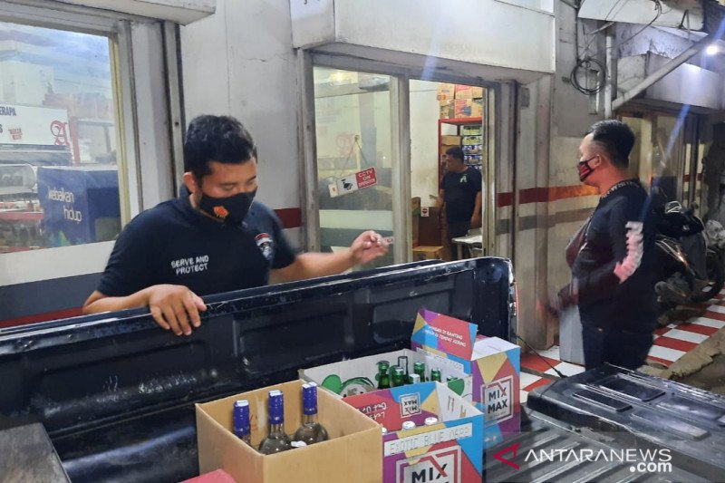 Polres Bekasi sita 11 dus minuman keras