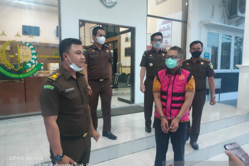 Kejari Siak tahan tersangka dugaan korupsi Kecamatan Kandis senilai Rp1,1 miliar