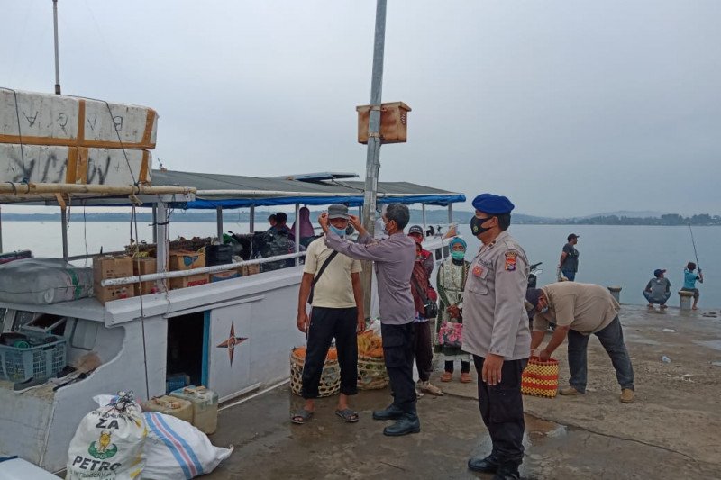 Sukseskan Kampung Sehat, Sat Polair bagikan masker