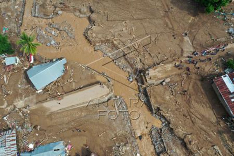 Kerusakan akibat banjir Adonara Flores