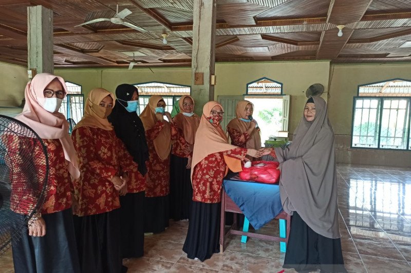 Dharma Wanita Setdakab Kampar berbagi ke anak yatim