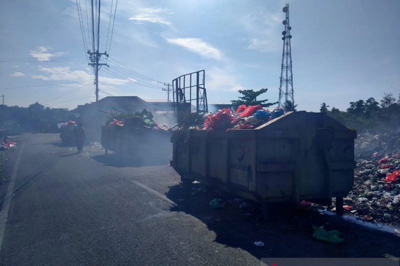 Armada bermasalah, DLH Meranti terpaksa angkut sampah secara manual