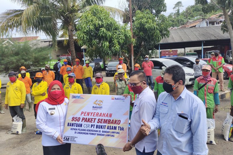 Pemkot Bandarlampung salurkan paket sembako bantuan dari PT Bukit Asam untuk petugas kebersihan