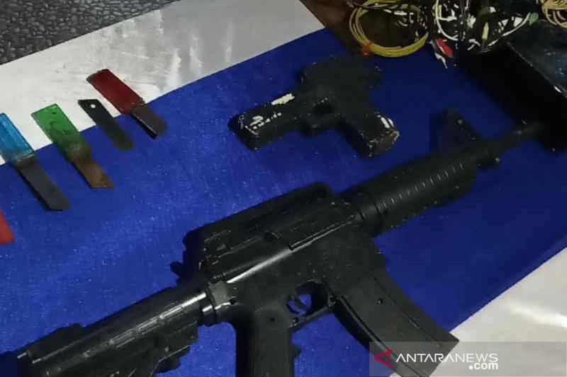 Petugas temukan ponsel dan pistol mainan saat gelar razia Lapas Cirebon