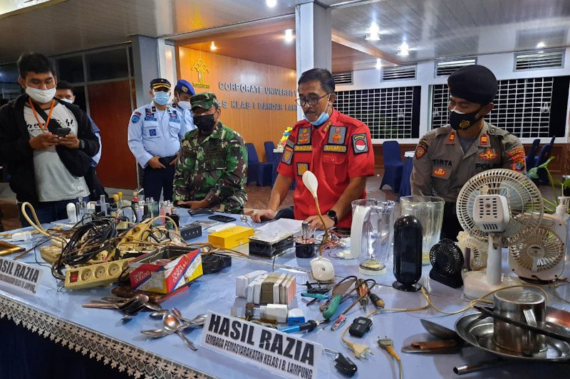 Petugas temukan ponsel warga binaan di taman hingga tong sampah saat digelar razia