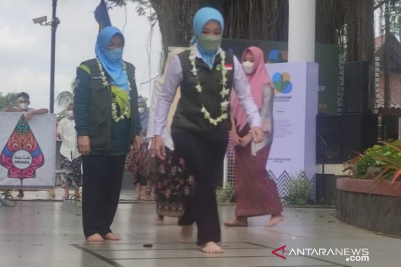 Kaulinan tradisional dapat dimainkan orang dewasa sebagai kegiatan olahraga