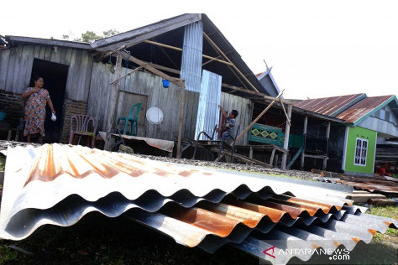Kerusakan rumah akibat angin kencang di Mamuju