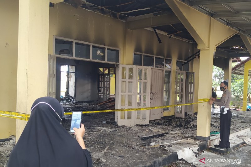 Masjid di Cibeber-Cianjur terbakar diduga akibat arus pendek listrik