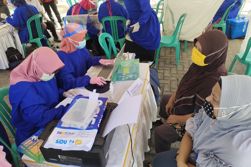 Wali Kota Bandarlampung tinjau vaksinasi atas pedagang