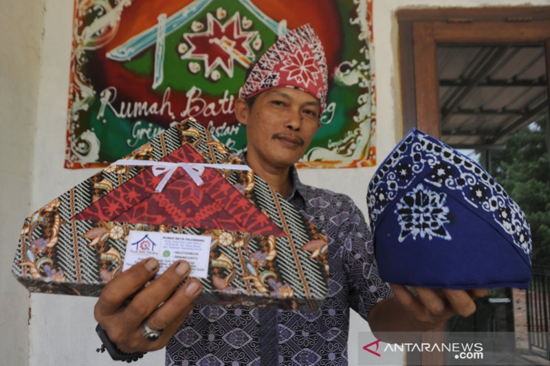 Tanjak dari bahan batik Palembang