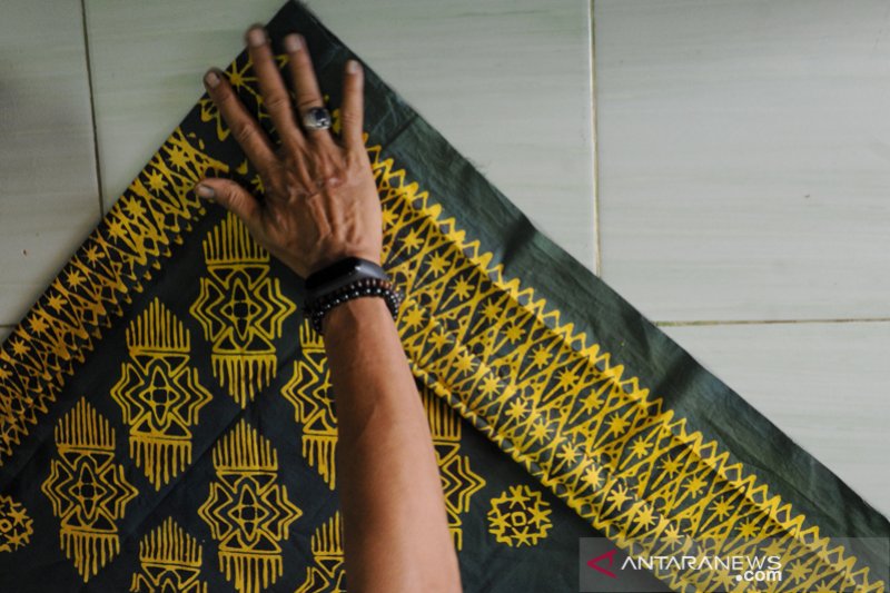 Tanjak dari bahan batik Palembang