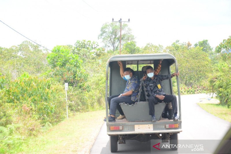 Naik mobil patroli Satpol PP Wabup Lingga cek jalan dan jembatan