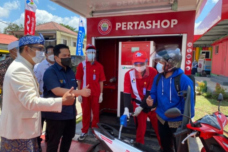 Menteri Erick Thohir didampingi Ridwan Kamil tinjau Pertashop di Lembang