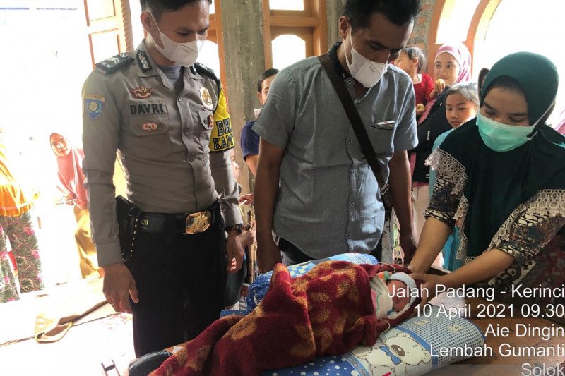 Malang, bayi perempuan tanpa pakaian ditinggal begitu saja oleh ibunya di pencucian pakaian umum