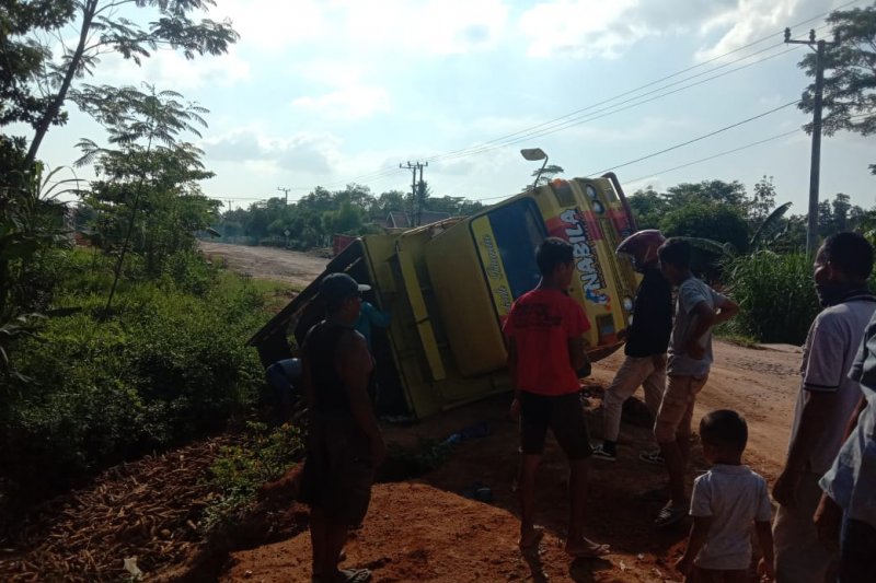 Jalan rusak, truk pengangkut singkong terbalik