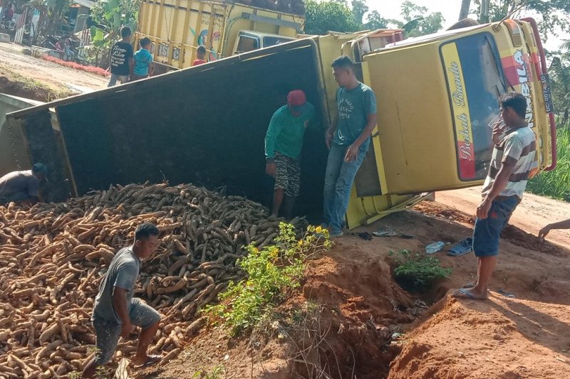 Jalan rusak, truk pengangkut singkong terbalik