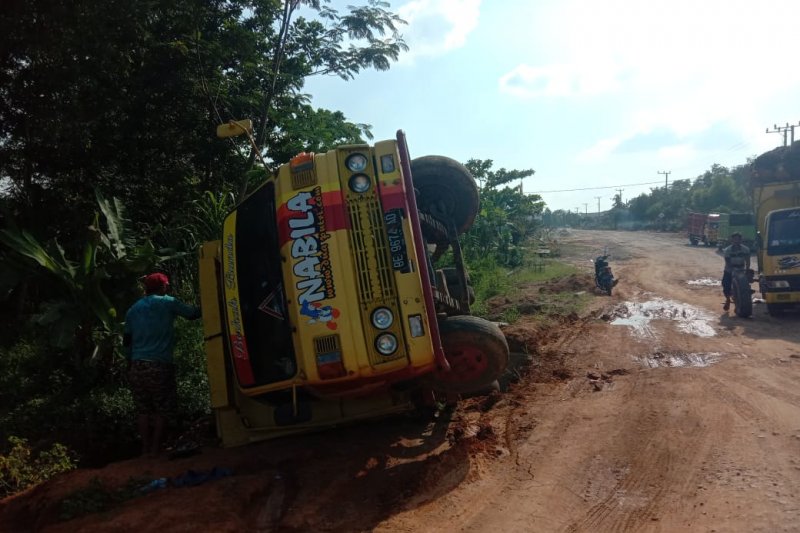 Jalan rusak, truk pengangkut singkong terbalik