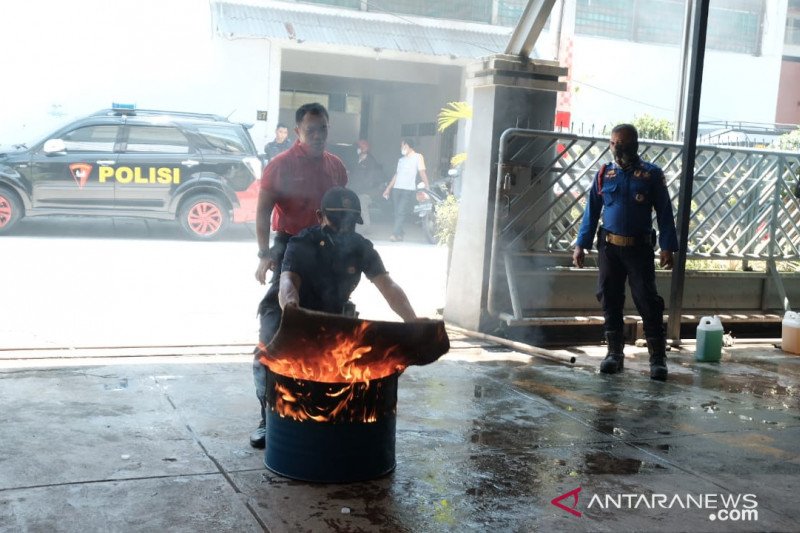 PLN Sulselrabar gelar simulasi peralatan proteksi kebakaran dan teror bom