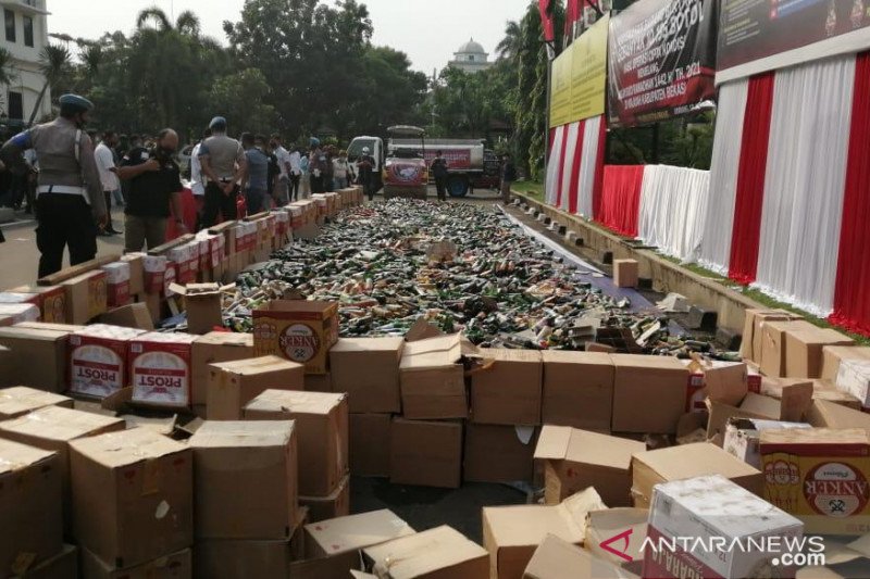 10.195 botol minuman keras dimusnahkan Polres Metro Bekasi