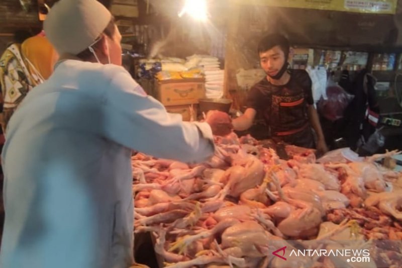 Harga daging ayam dan sapi kembali naik di pasar Cianjur