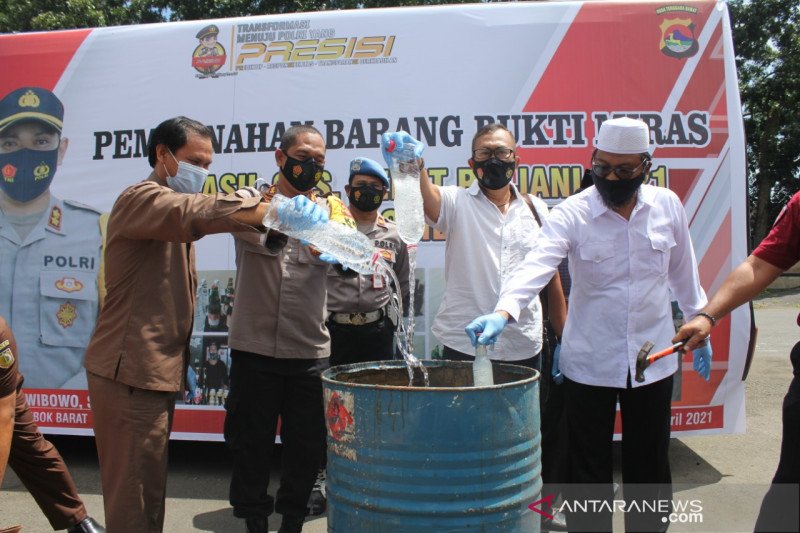 Polres Lombok Barat musnahkan barang bukti minuman keras