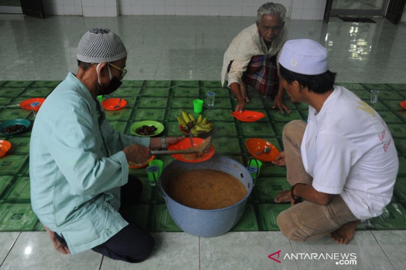 Tradisi bubur masjid Ki Gede Ing suro