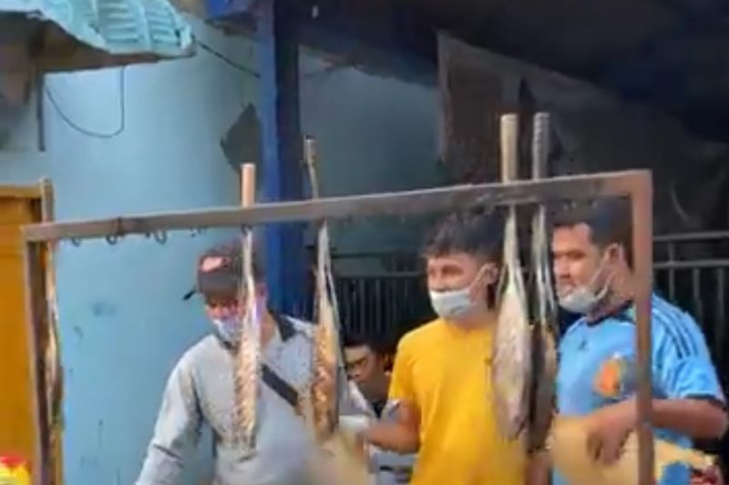 Berburu ikan bakar di Pasar Ramadhan Tanjunguma