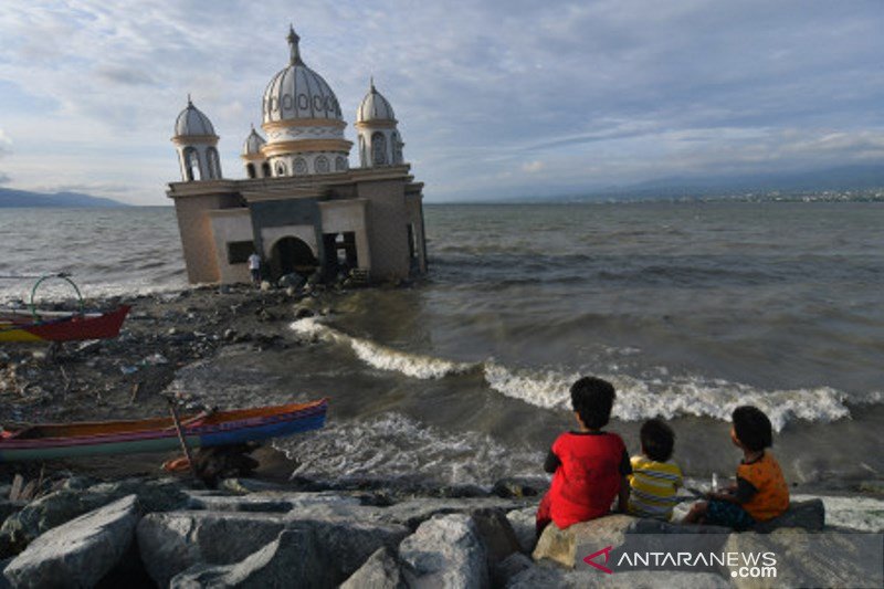 Ngabuburit di Masjid Terapung bekas tsunami di Pantai Teluk Palu