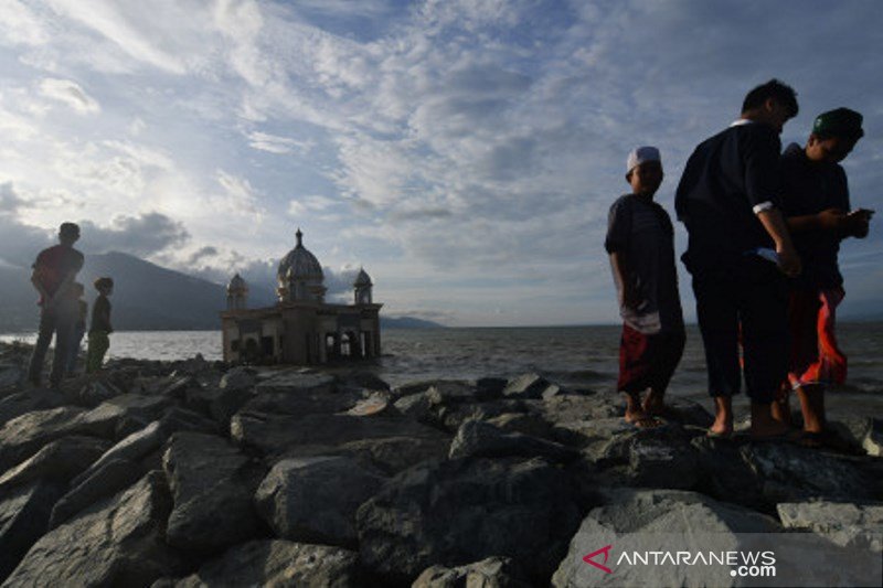 Ngabuburit di Masjid Terapung bekas tsunami di Pantai Teluk Palu