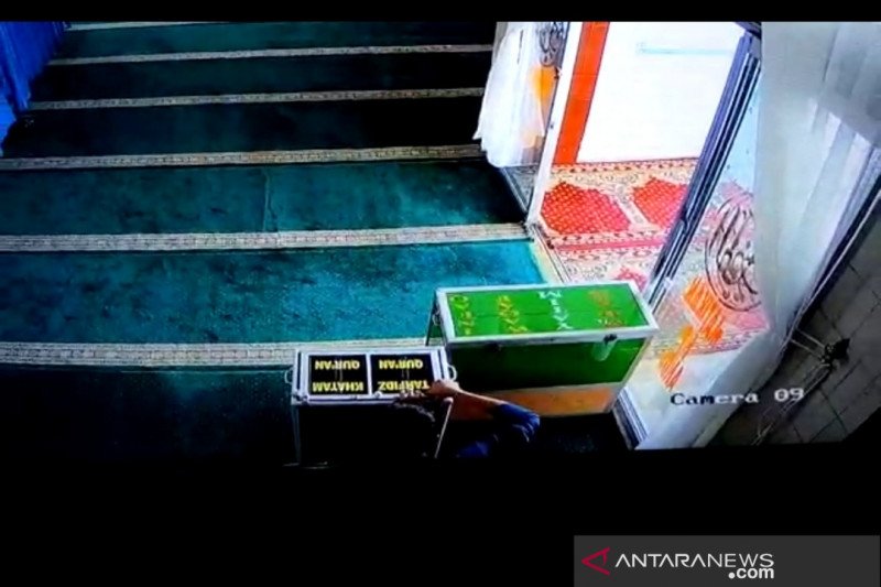 Maling kotak amal masjid terekam CCTV, Rp11 juta disikat