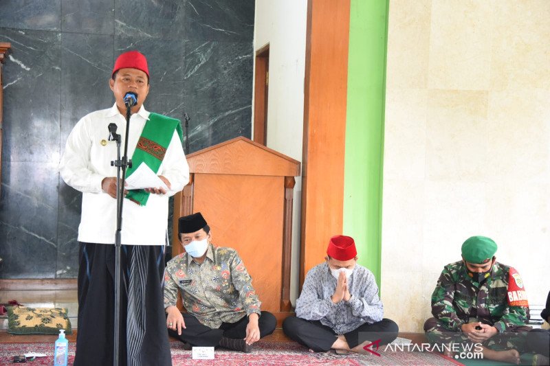 Wagub Jawa Barat salurkan bantuan untuk santri di Garut