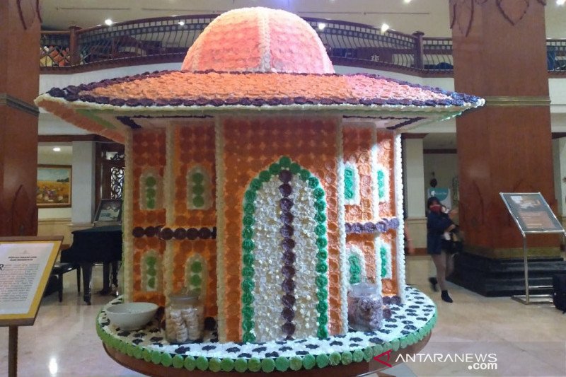 Miniatur masjid limasan dari rengginang dibuat The Sunan Hotel