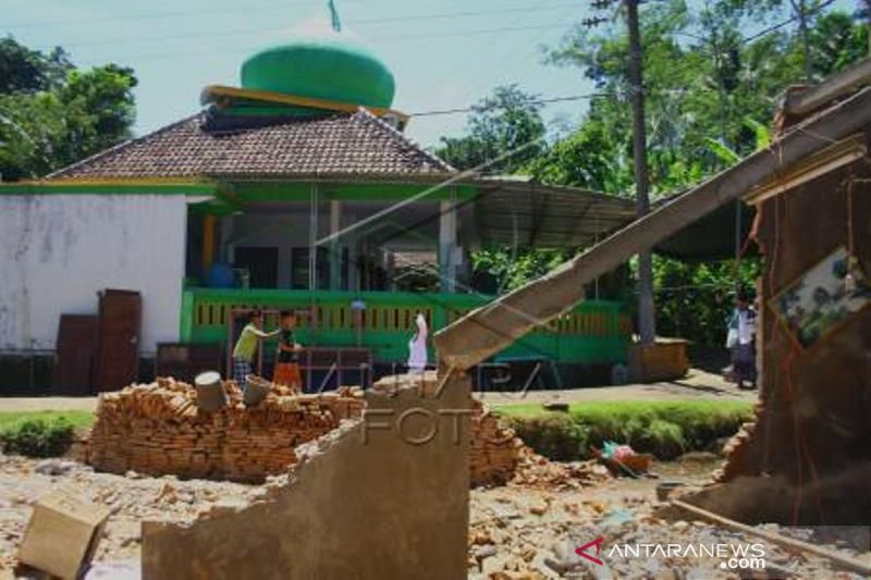 Shalat Jumat Di Lokasi Gempa Malang