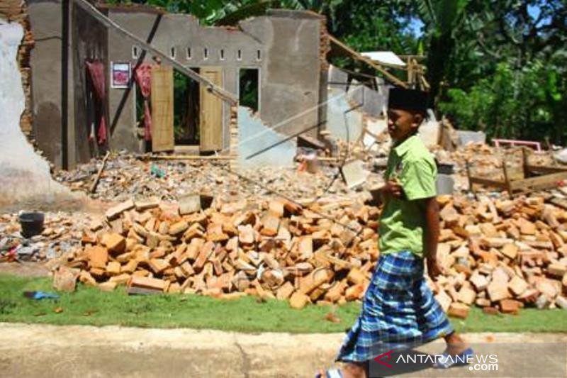 Shalat Jumat Di Lokasi Gempa Malang