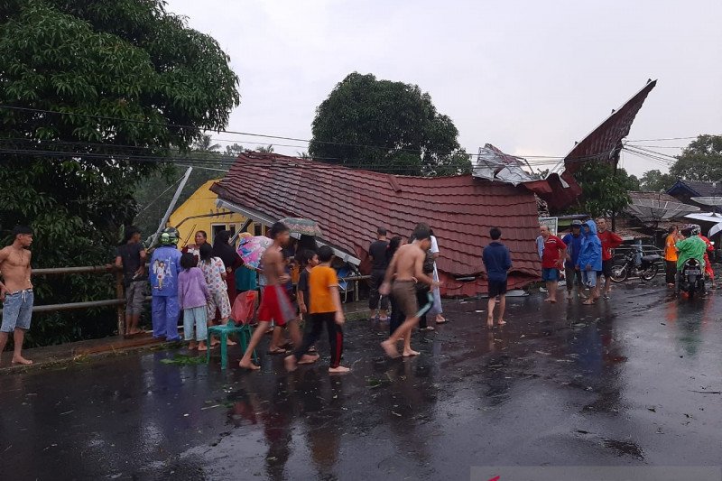 Puluhan rumah warga OKU rusak berat diterjang puting beliung