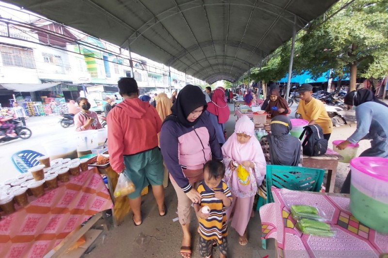 Warga Kota Palu ngabuburit sambil berburu jajanan berbuka puasa
