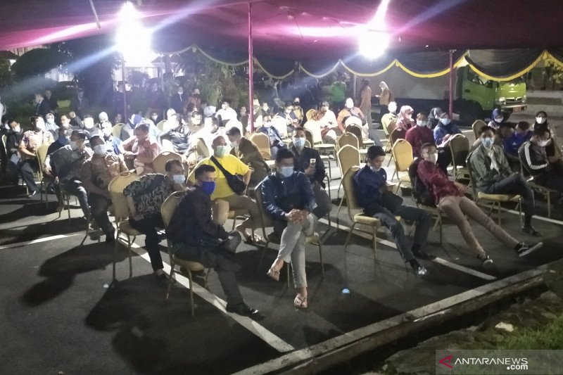 Ratusan pegawai publik dan lansia di Cianjur mendapat vaksinasi usai tarawih