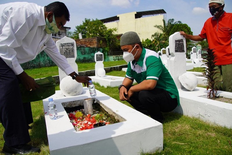 Peringati HUT ke-71 manajemen PSMS ziarahi makam mantan pemain