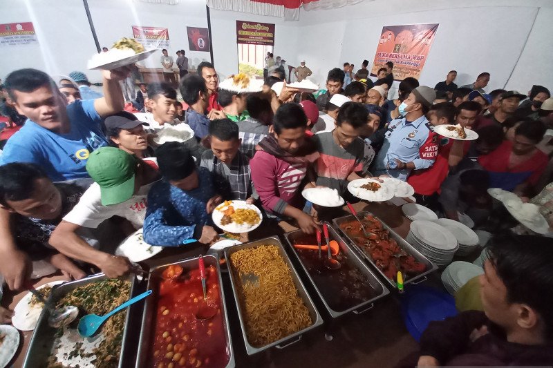 Berikan rasa senang dan obat rindu bagi ratusan warga binaan, ini dilakukan di Lapas Biaro (Video)