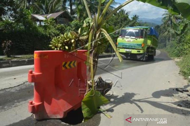 Aktivitas Pembangunan Tol Merusak Jalan Protokol