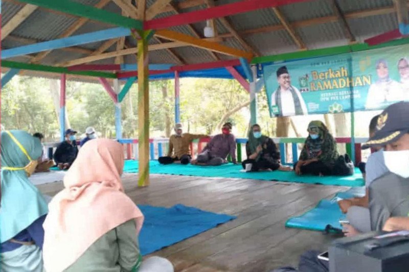 PKB berbagi di Margasari, anggota Komisi XI DPR Ela santuni anak yatim