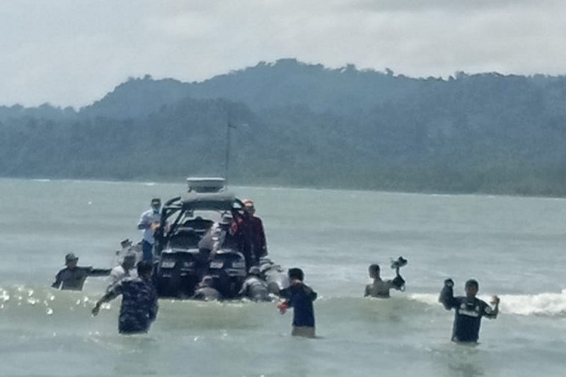 TNI AL evakuasi penjaga rakit terombang ambing di laut dampak siklon tropis