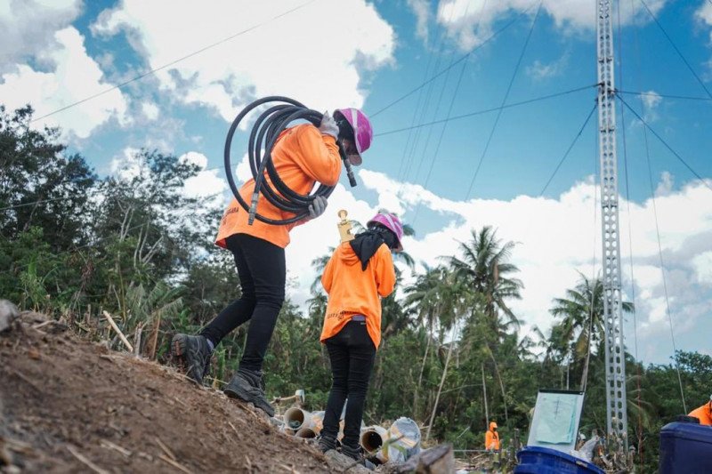 Kiprah Dua Srikandi PLN Ikut Dirikan Tower Listrik Darurat di NTT
