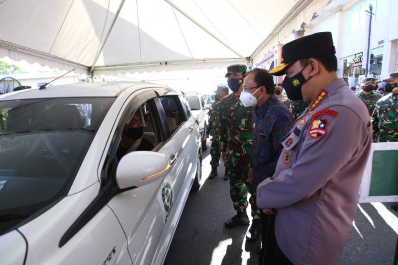 Panglima TNI dan Kapolri tinjau vaksinasi drive thru di Bali