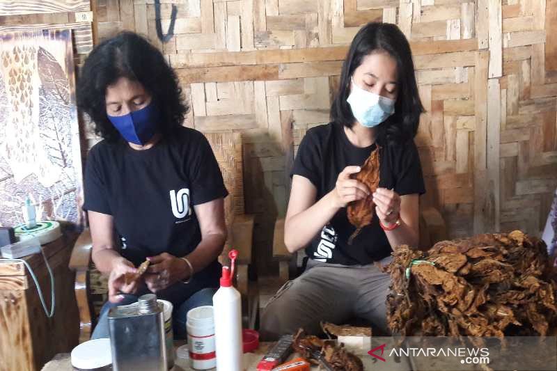 Kerajinan dari limbah daun tembakau mampu hasilkan jutaan rupiah